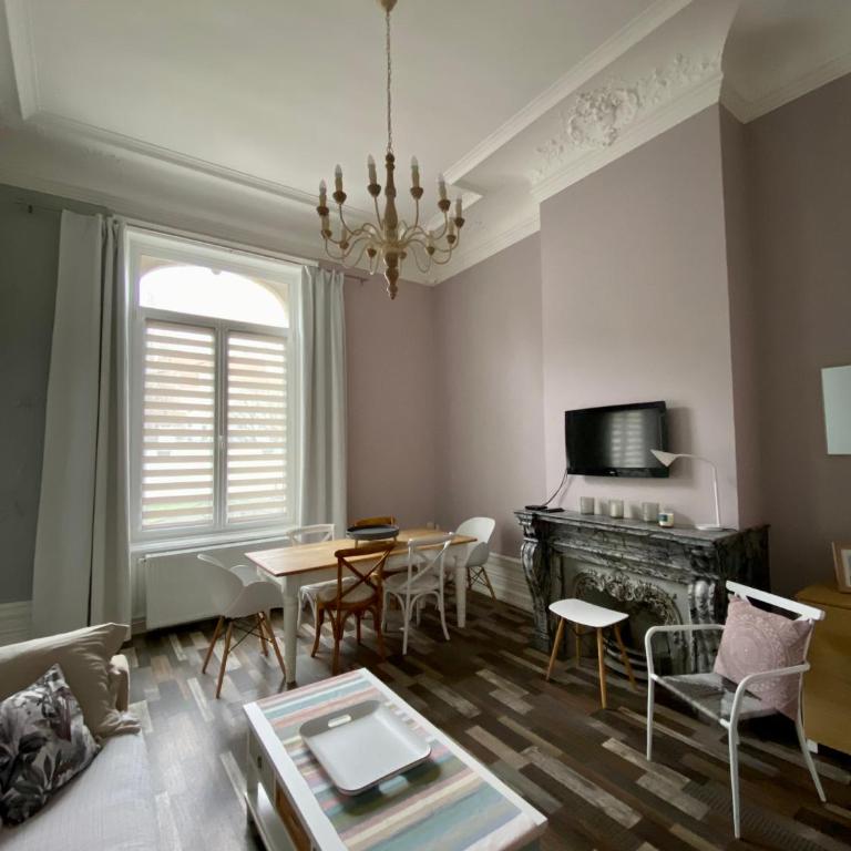 GRAND APPARTEMENT DE STYLE HAUSSMANNIEN - Appartement 2 Chambres - 5