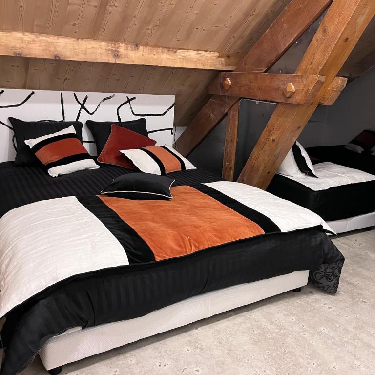 Sous les toits, by Refuges en ville - Chambre Quadruple avec Douche - 2