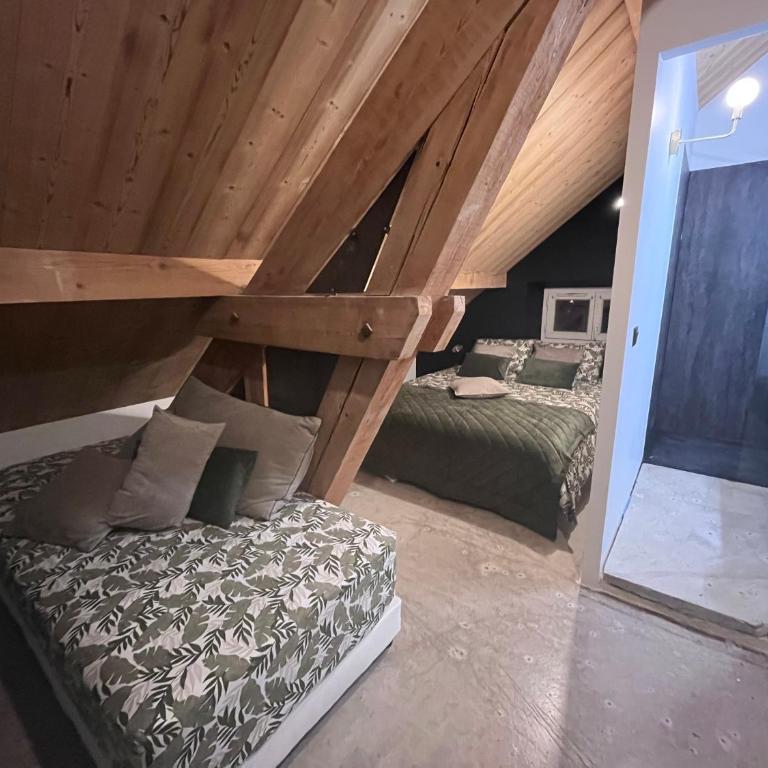 Sous les toits, by Refuges en ville - Chambre Triple avec Douche - 7