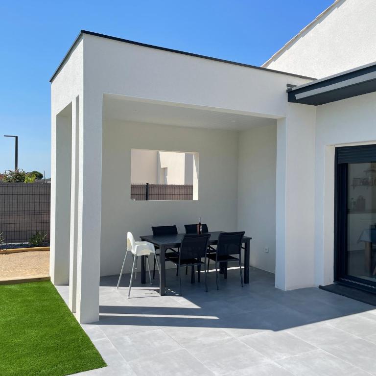 Villa neuve 5 Etoiles avec piscine chauffée, à 900m des plages - Villa - 6