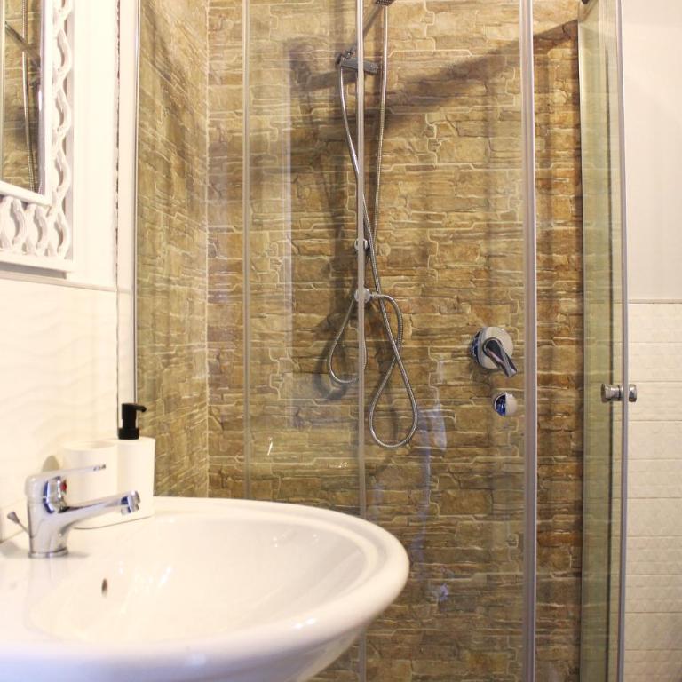 Domus Annae B&B - Camera Matrimoniale con Balcone (2 Adulti + 1 Bambino) - 5