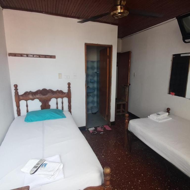 HOTEL en MONTERIA CITY - Habitación Doble Económica - 2 camas - 8