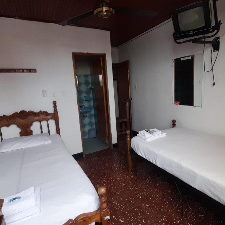 HOTEL en MONTERIA CITY - Habitación Doble Económica - 2 camas - 7