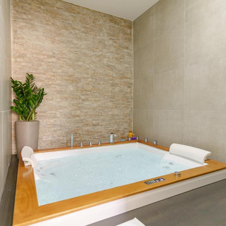SiSTO18 - Double Room with Spa Bath - 1