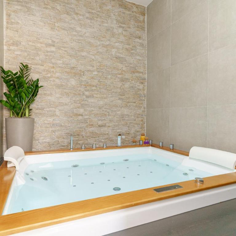 SiSTO18 - Double Room with Spa Bath - 19
