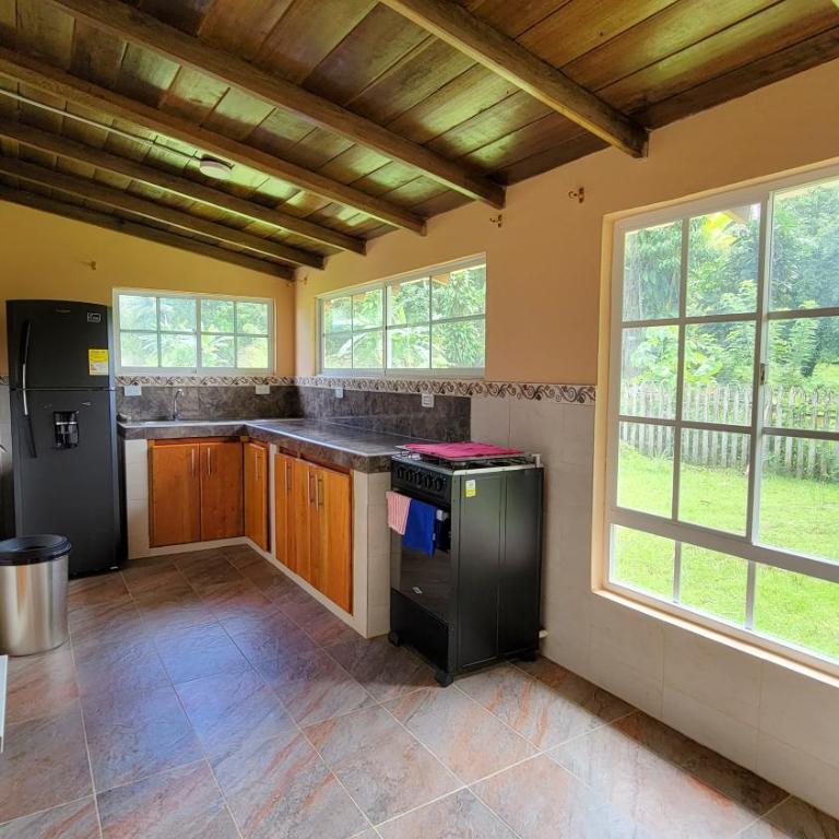 Coco Loco Lodge - Superior Bungalow - 5