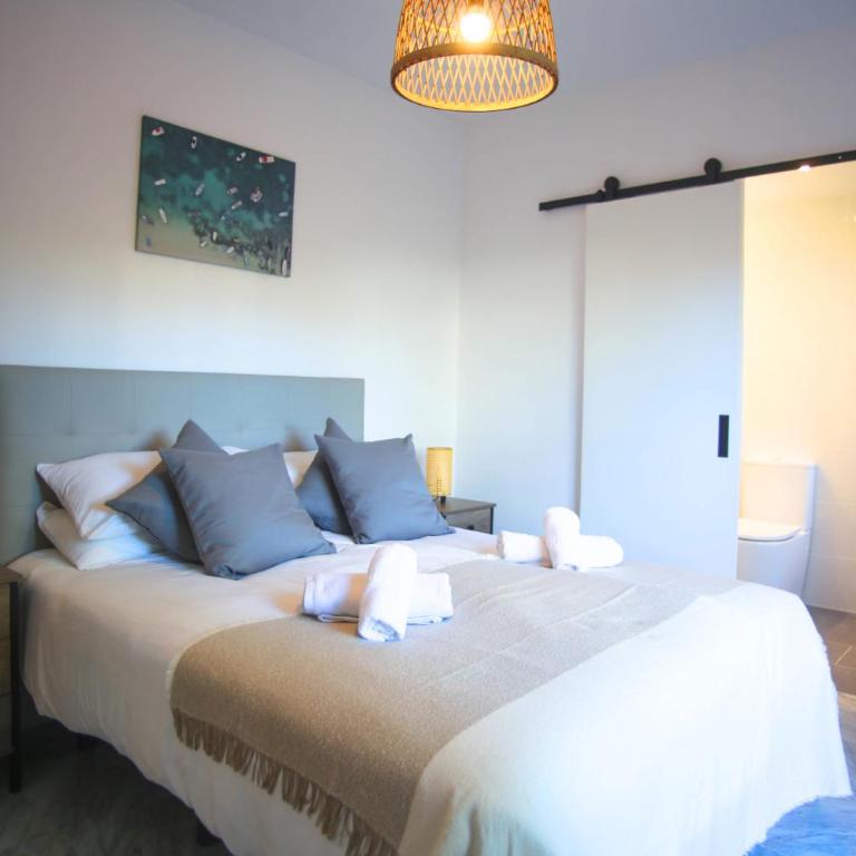 MARBELLA HOME RENTALS - 2BR, 2BTH apartment near Puerto Banús - Apartamento de 2 dormitorios - 2