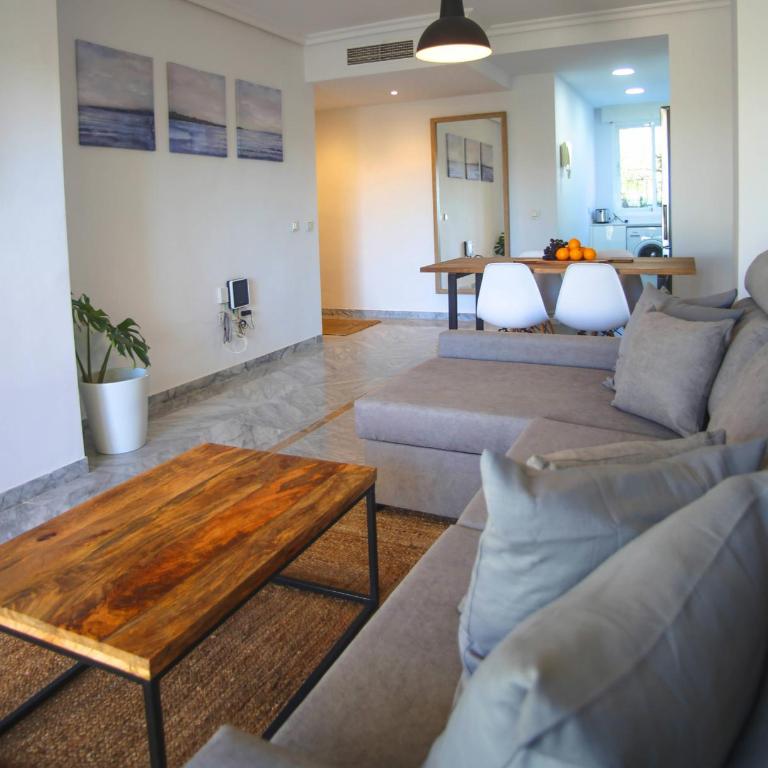 MARBELLA HOME RENTALS - 2BR, 2BTH apartment near Puerto Banús - Apartamento de 2 dormitorios - 24