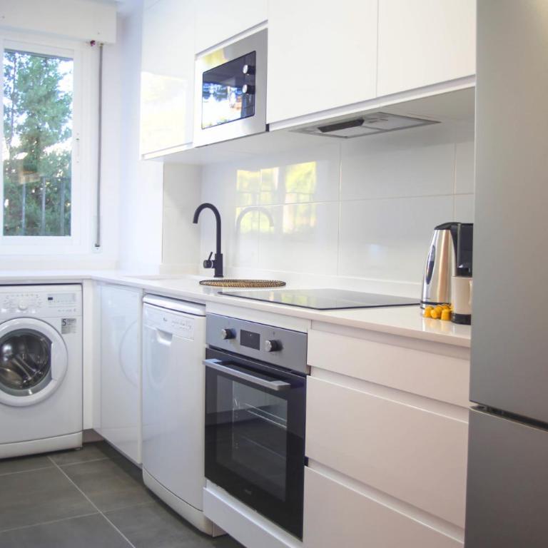 MARBELLA HOME RENTALS - 2BR, 2BTH apartment near Puerto Banús - Apartamento de 2 dormitorios - 32