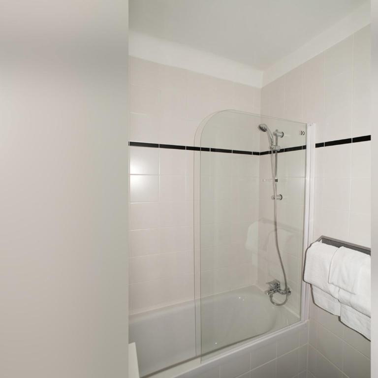 Hôtel Beau Rivage - Chambre Double avec Balcon - Vue Latérale sur Mer - 3