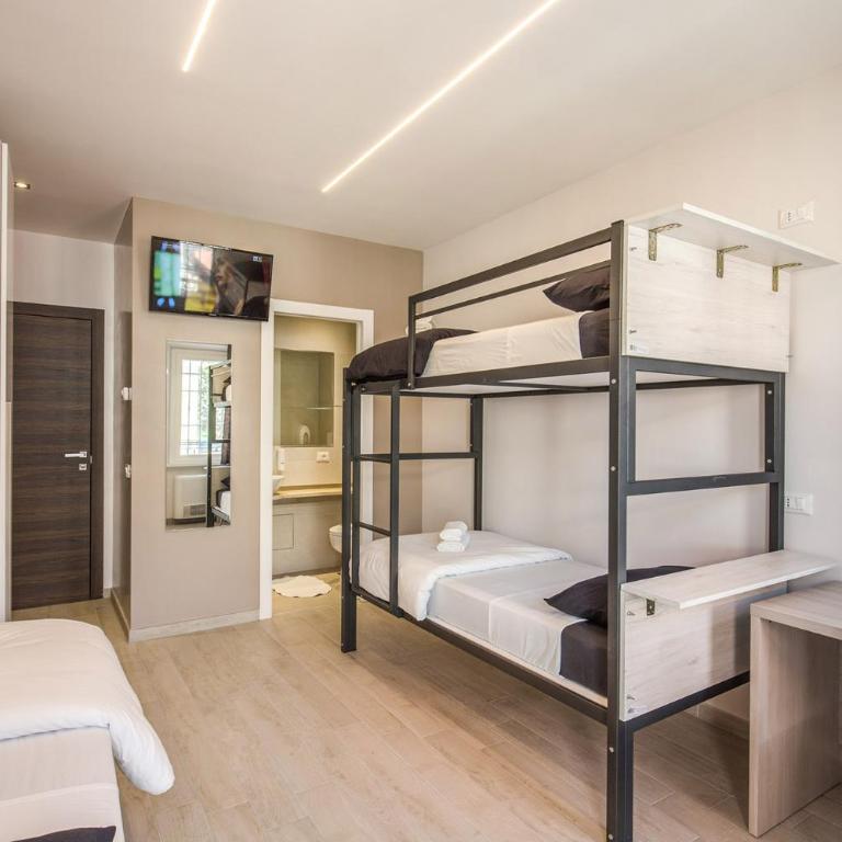 Aurelia Vatican Suites - Triple Room with Balcony - 5