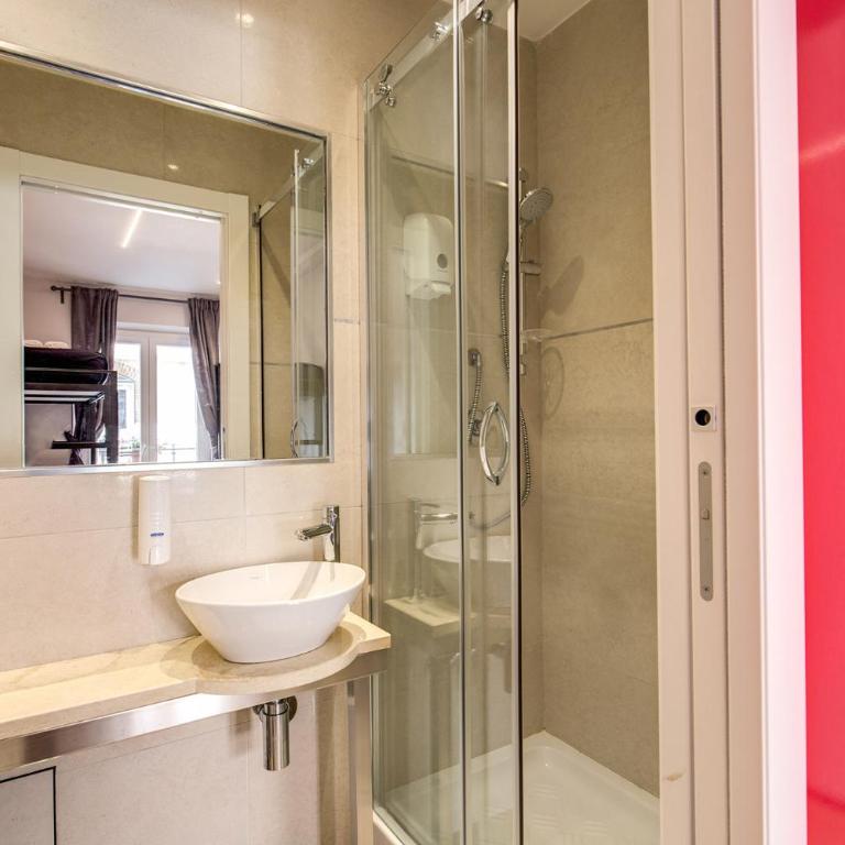 Aurelia Vatican Suites - Quadruple Room with Balcony - 3
