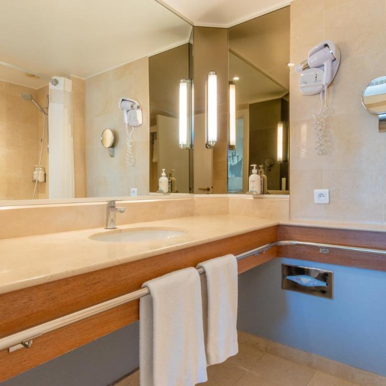 Holiday Inn Nice - Port St Laurent by IHG - Chambre Double Premium avec Balcon - Vue sur Mer - 1