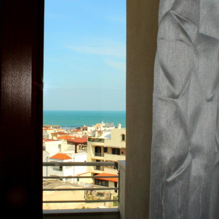 Navicri B&B - Camera Matrimoniale con Balcone e Vista Mare - 10