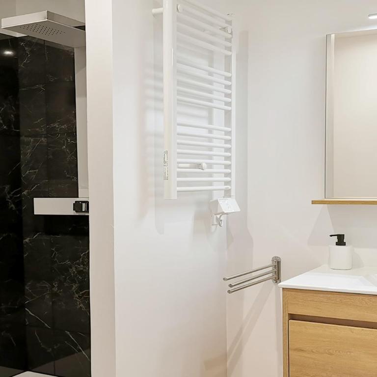 Appart Hotel Spa Perpignan - Suite Lit Queen-Size avec Baignoire Spa - 8