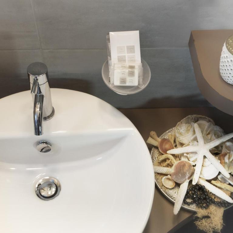 Hotel Ambassador - Deluxe Double or Twin Room - 2