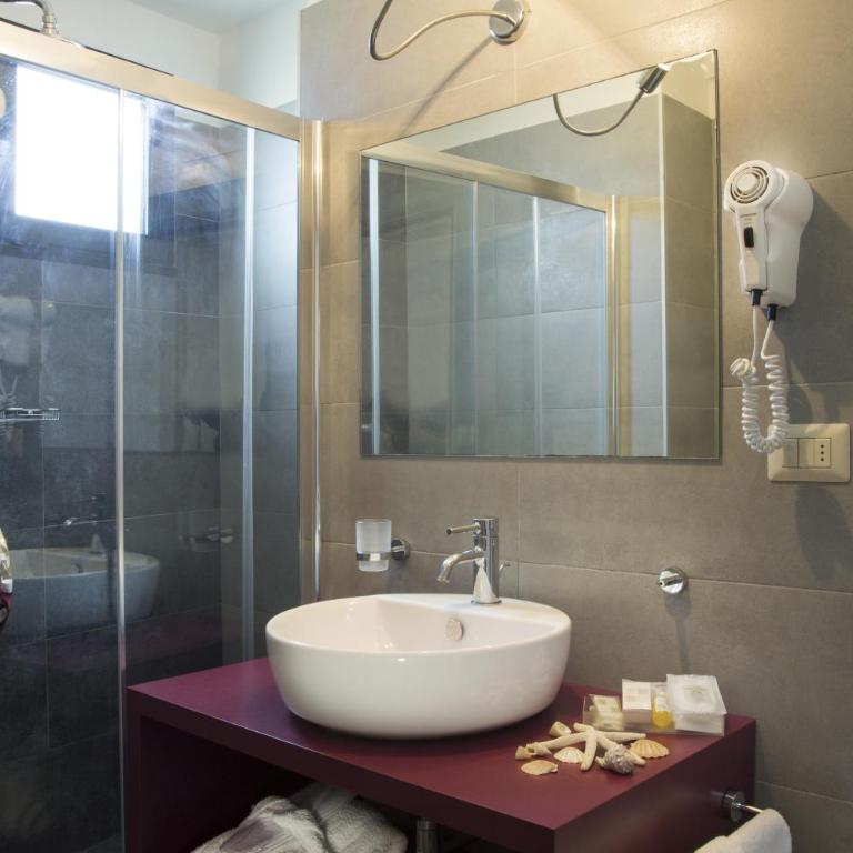 Hotel Ambassador - Deluxe Family Room - 3