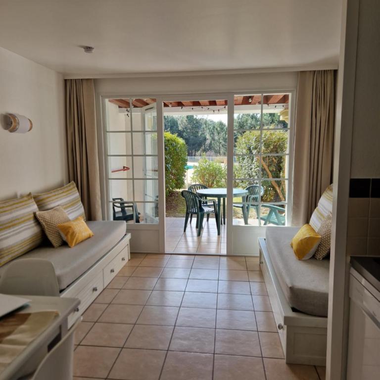 Appartements au coeur du golf, proche du lac et vélodyssée - Appartement - Vue sur Piscine - 1