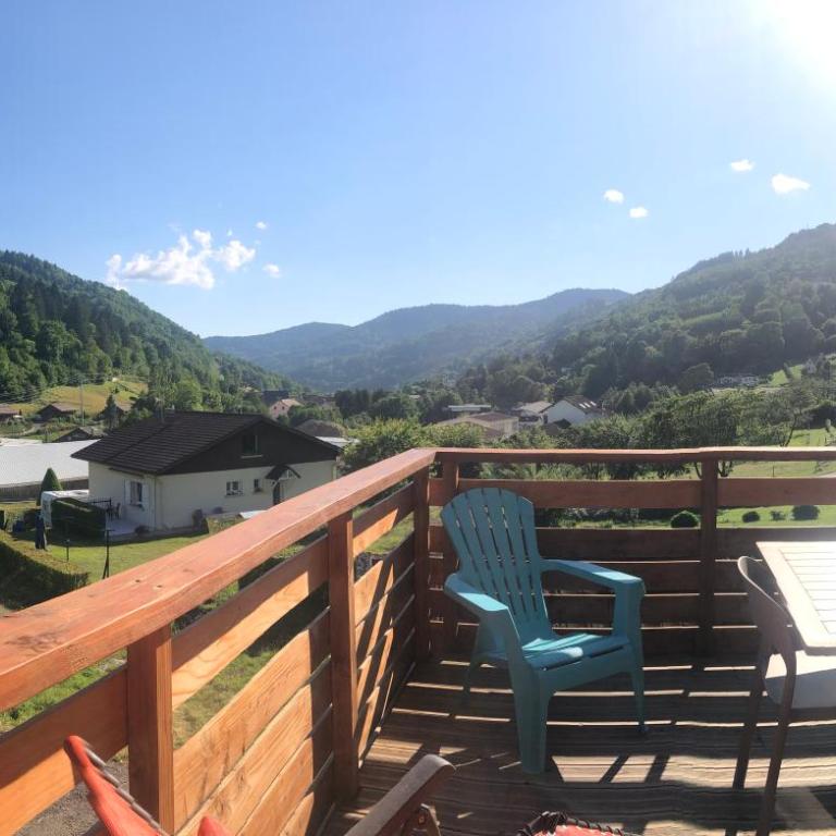 Chalet Privé avec Vue Panoramique sur les Montagnes & Proche LAC - Three-Bedroom Chalet - 63