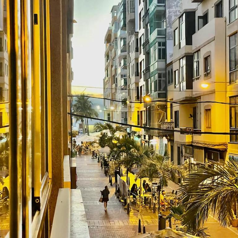 Affordable holiday accommodation for large families and groups at Las Canteras beach with 3 Bedrooms and Free Parking - Apartamento de 3 dormitorios - 7