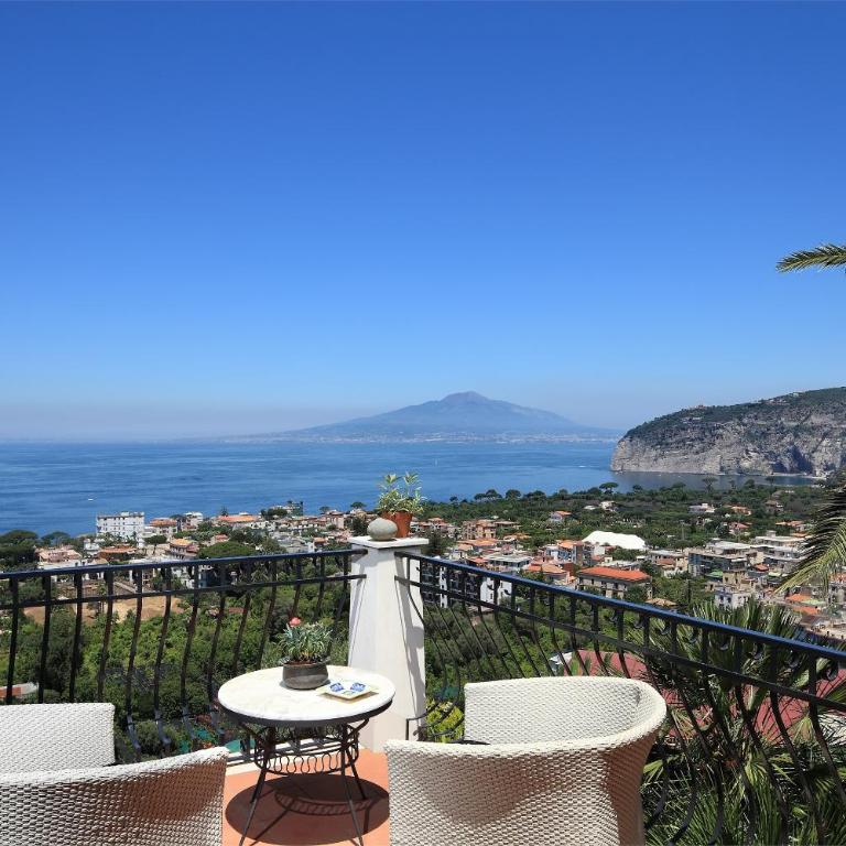 M Suites Sorrento - One-Bedroom Apartment with Shower and Sea View - 2