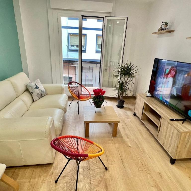 CLOSE TO GRAN VIA Centro familiar con Wifi by Apartamentos Logrono - Apartamento de 3 dormitorios - 1