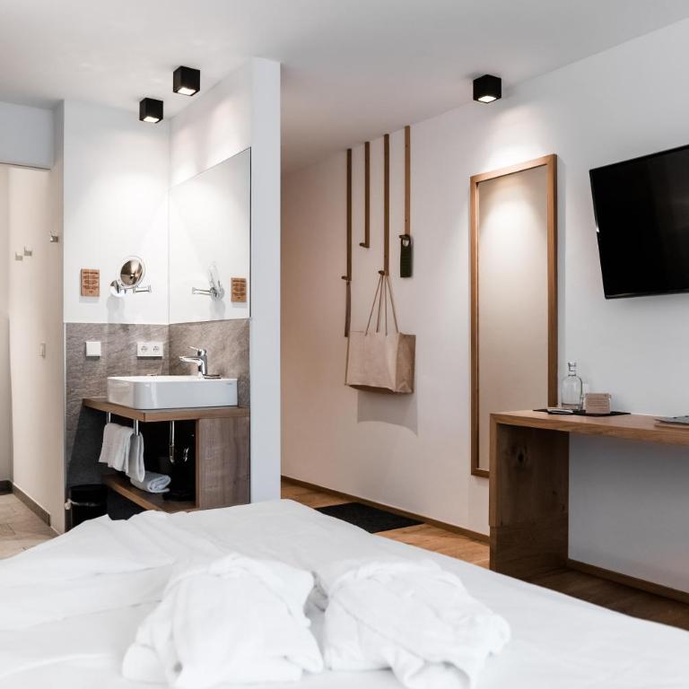 JOAS guesthouse - Doppelzimmer mit Balkon - 4