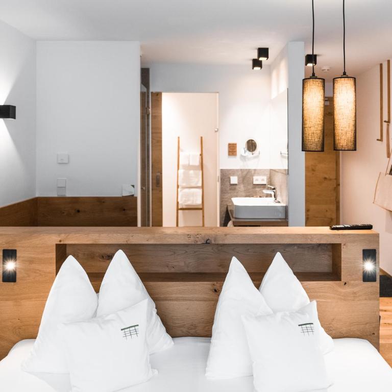 JOAS guesthouse - Doppelzimmer mit Balkon - 1