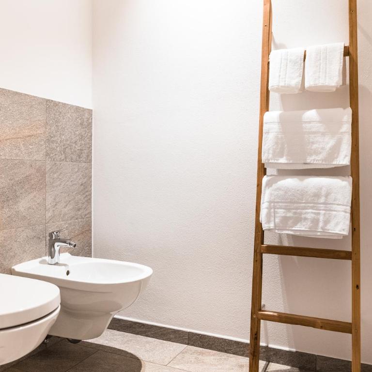 JOAS guesthouse - Doppelzimmer mit Balkon - 7