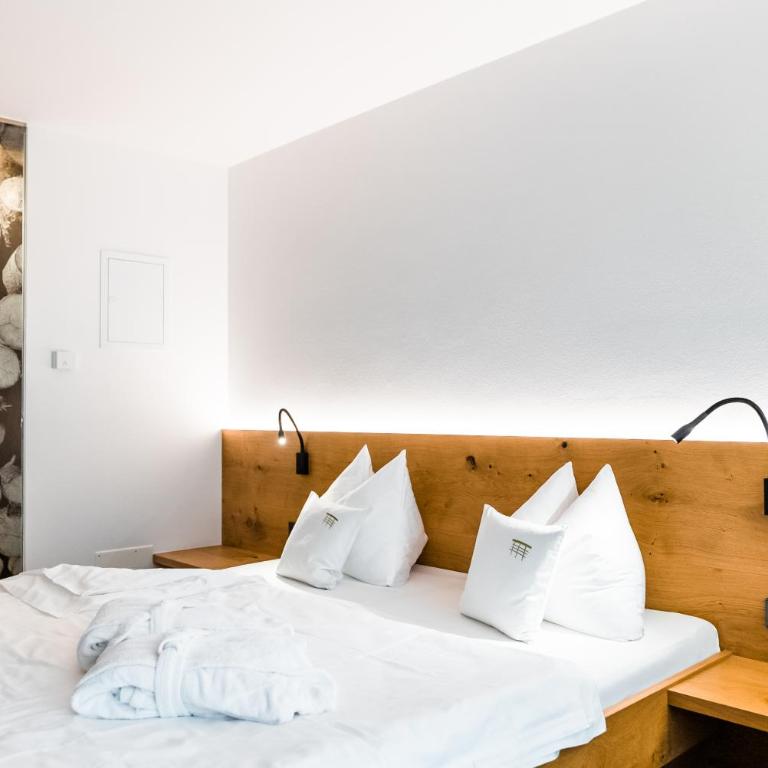 JOAS guesthouse - Doppelzimmer mit Balkon - 5