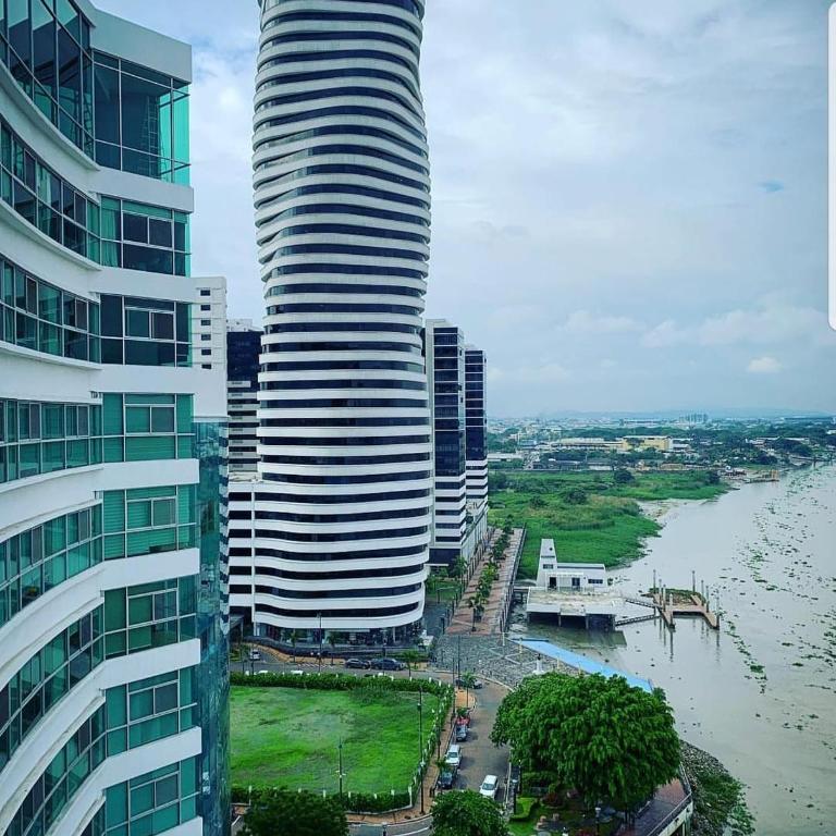 Ecusuites Riverfront l Balcony - One-Bedroom Apartment - 13