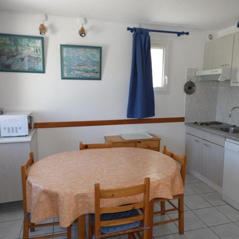 Maison mitoyenne duplex avec terrasse, garage et parking, proche plage, équipée pour 4 à 6 personnes - FR-1-326-385 - Maison de Vacances - 3