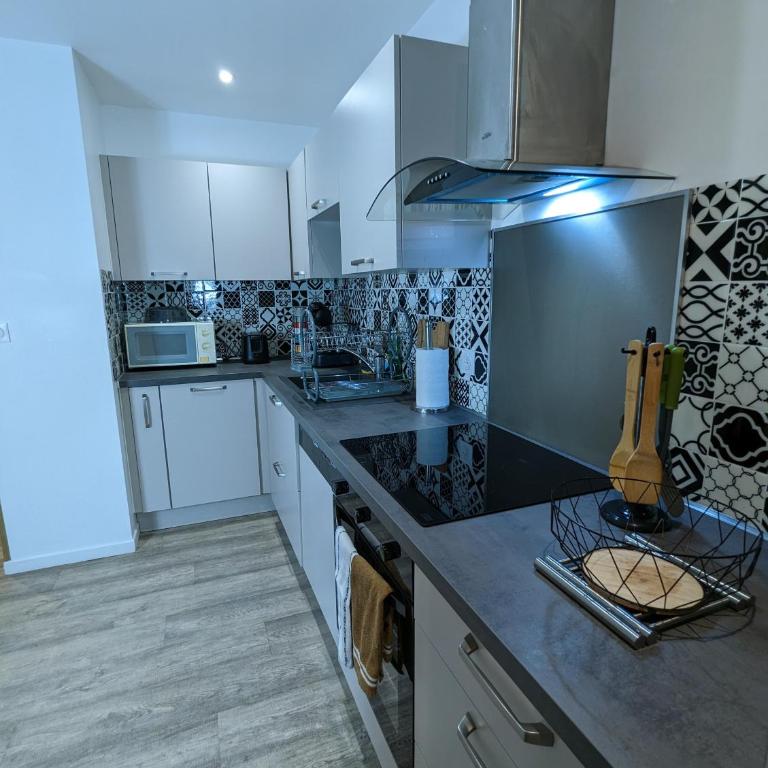 Beau-Jean, Un Cocon Sympa 5 min à Pied du Centre-Ville, Parking Privé, à 10 min du CHU - Appartement Supérieur - 14