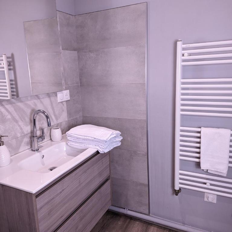 Beau-Jean, Un Cocon Sympa 5 min à Pied du Centre-Ville, Parking Privé, à 10 min du CHU - Appartement Supérieur - 16