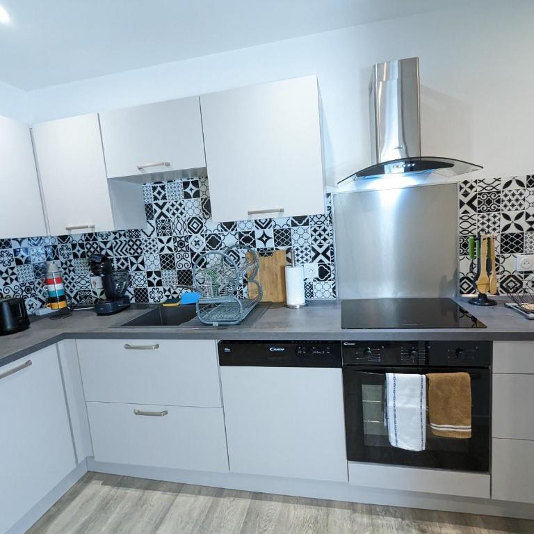 Beau-Jean, Un Cocon Sympa 5 min à Pied du Centre-Ville, Parking Privé, à 10 min du CHU - Appartement Supérieur - 26