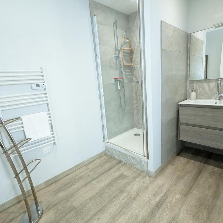 Beau-Jean, Un Cocon Sympa 5 min à Pied du Centre-Ville, Parking Privé, à 10 min du CHU - Appartement Supérieur - 37