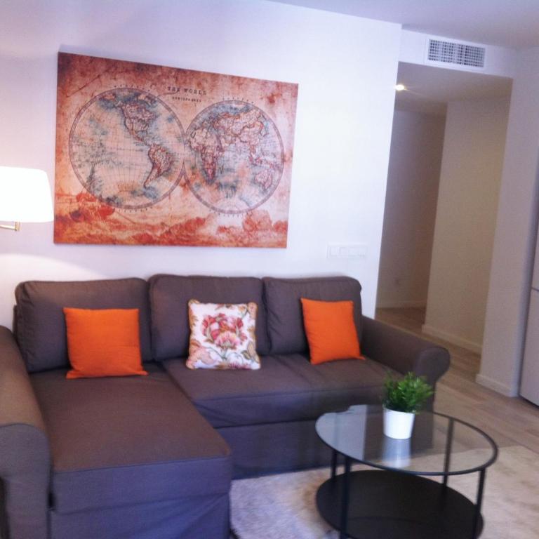 Superb Central Market Apt - Two-Bedroom Apartment with Balcony - 2
