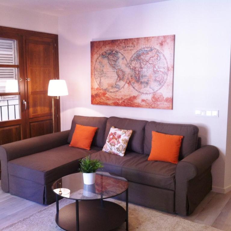 Superb Central Market Apt - Two-Bedroom Apartment with Balcony - 1