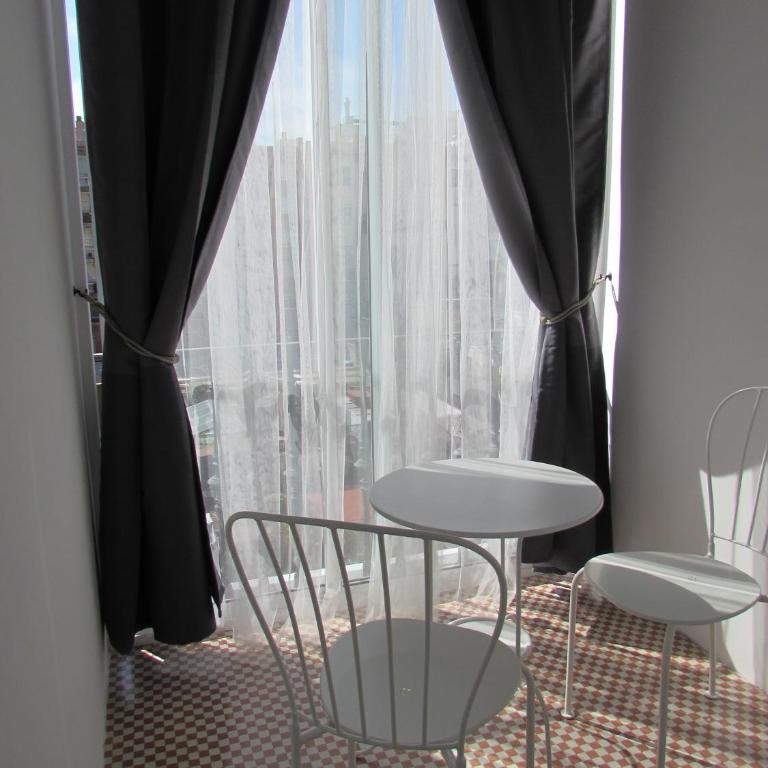 Pensió Cerdanya - Double Room with Private Bathroom and Terrace - 4