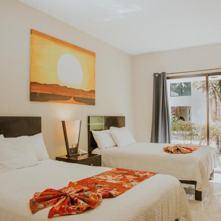 Hotel Holly - Superior with Two Double Beds and Fridge - 7