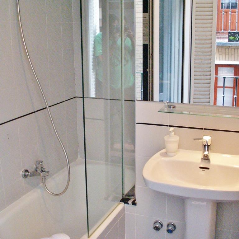 Oasis Backpackers' Toledo - Habitación Familiar con baño privado - 3
