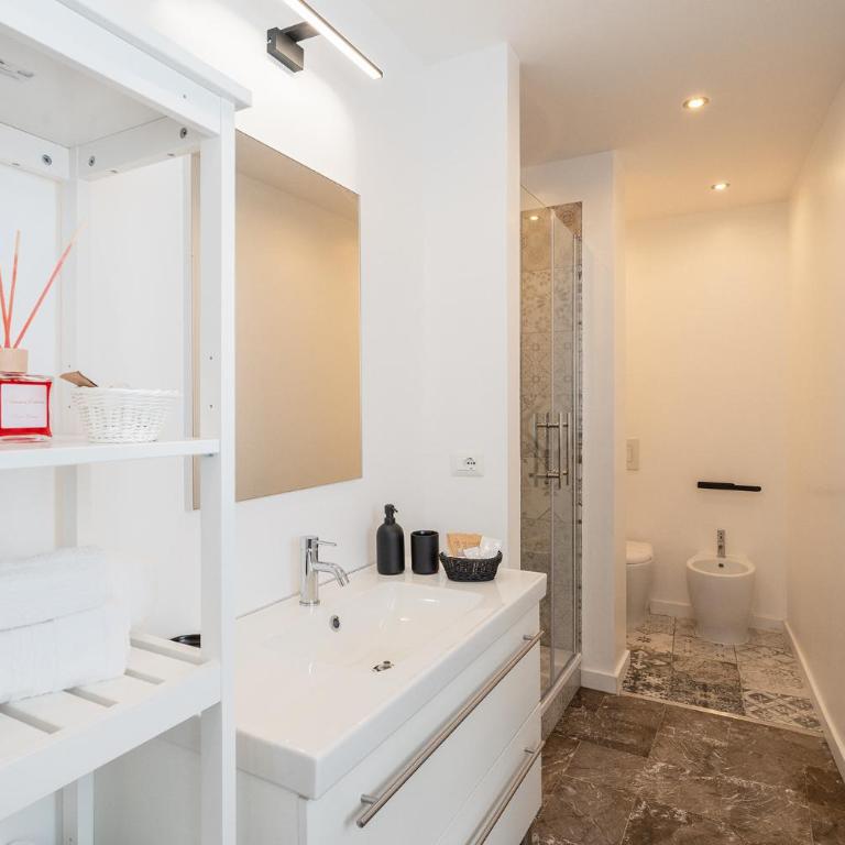 Annamaria - Central Station Charming accommodation - Two-Bedroom Apartment - 9
