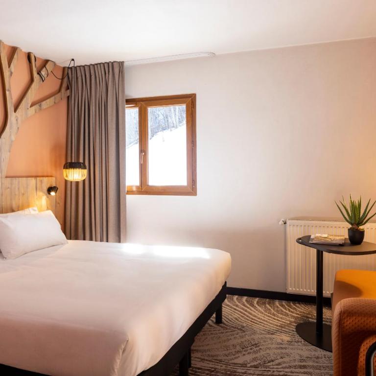 ibis Styles Les Houches Chamonix - Chambre Triple avec 1 Lit Double et 1 Chaise Longue Simple ou 3 Lits Simples - 10