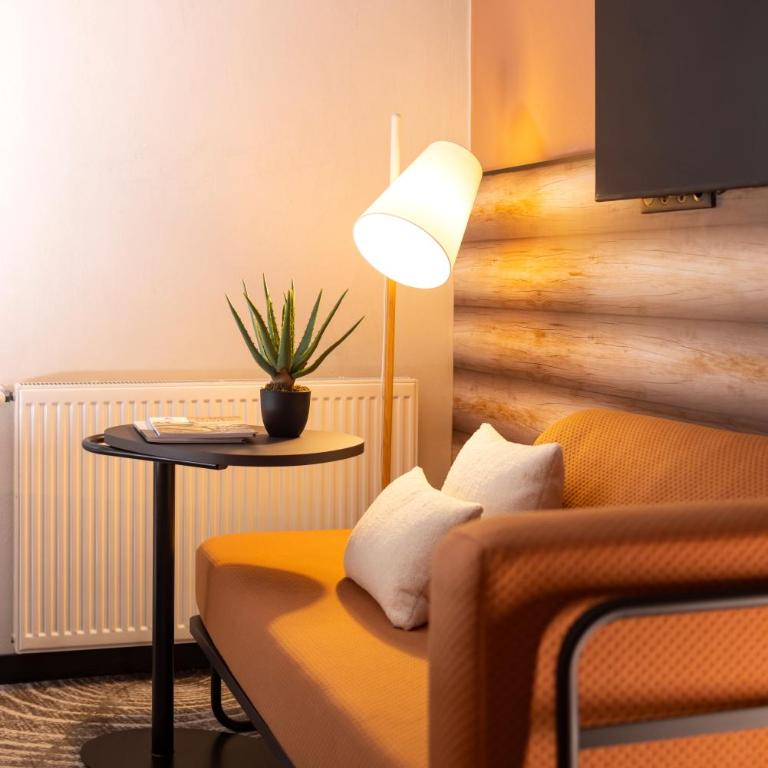 ibis Styles Les Houches Chamonix - Chambre Triple avec 1 Lit Double et 1 Chaise Longue Simple ou 3 Lits Simples - 11