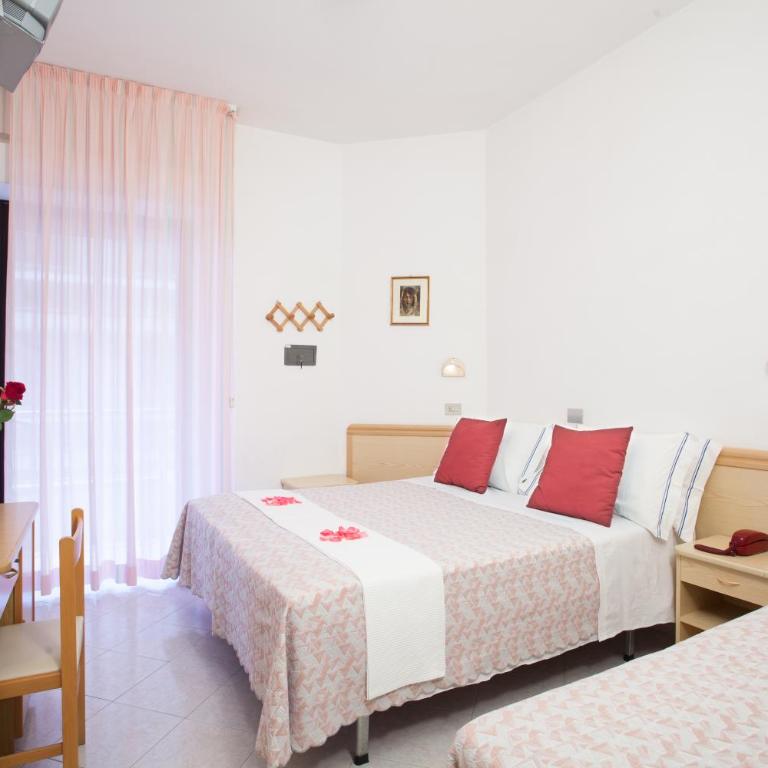 Hotel Cola Frontemare - Camera Tripla Classic con Vista Mare Parziale - 1