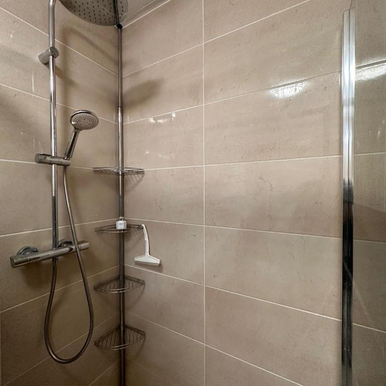Super Flat, Garden. Bnbrickeys - Two-Bedroom Apartment - 32