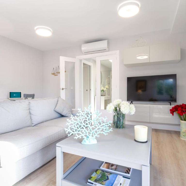 MARBELLA BANUS SUITES - Marbella Centre Soriano 56 Suite Apartment - Three-Bedroom Apartment with Balcony - 15