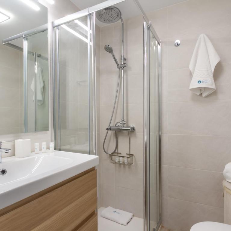 MARBELLA BANUS SUITES - Marbella Centre Soriano 56 Suite Apartment - Three-Bedroom Apartment with Balcony - 44