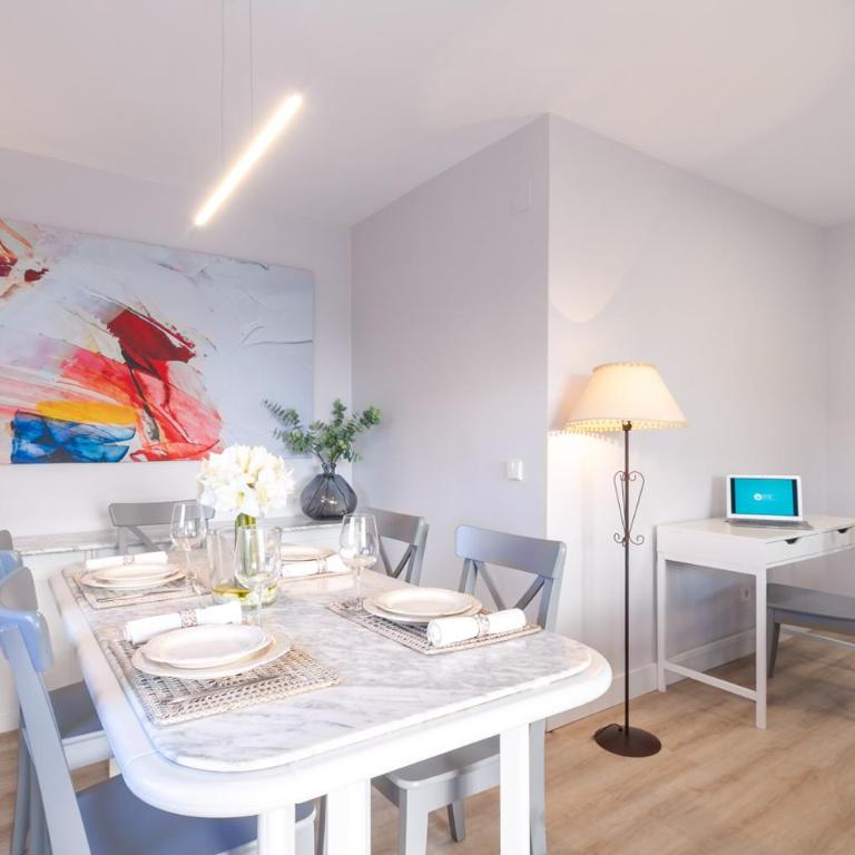 MARBELLA BANUS SUITES - Marbella Centre Soriano 56 Suite Apartment - Three-Bedroom Apartment with Balcony - 20