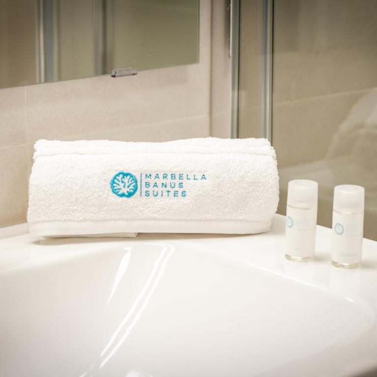 MARBELLA BANUS SUITES - Marbella Centre Soriano 56 Suite Apartment - Three-Bedroom Apartment with Balcony - 45